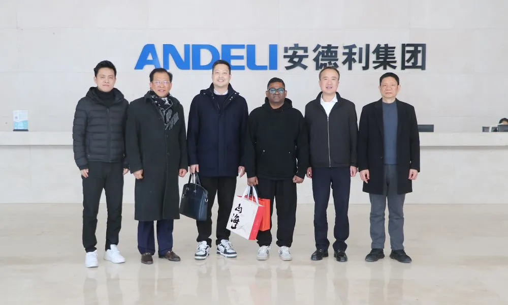Bringing Warmth for the New Year, Care Warms Hearts" - Chen Ji, Director of the Organization Department of the Yueqing Municipal Party Committee, along with a delegation, visited Andeli to convey their regards and appreciation to the foreign employees.